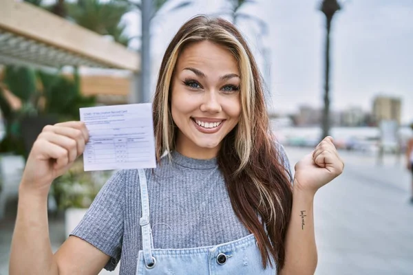 Joven Mujer Caucásica Sosteniendo Tarjeta Registro Covid Gritando Orgulloso Celebrando — Foto de Stock