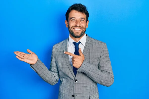 Sakallı Takım Elbiseli Kravatlı Yakışıklı Bir Adam Kameraya Hayret Ediyor — Stok fotoğraf
