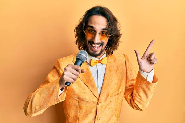 Joven Hombre Hispano Vistiendo Estilo Elegante Hipster Cantando Canción Usando —  Fotos de Stock