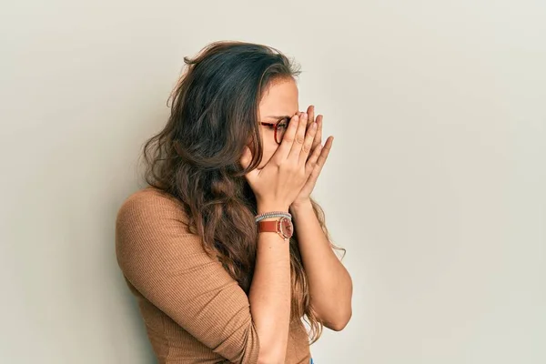 Mladá Hispánka Neformálním Oblečení Brýlích Smutným Výrazem Zakrývající Obličej Rukama — Stock fotografie