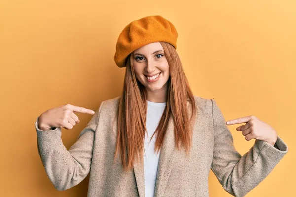 Giovane Donna Irlandese Indossa Look Francese Con Berretto Guardando Fiducioso — Foto Stock