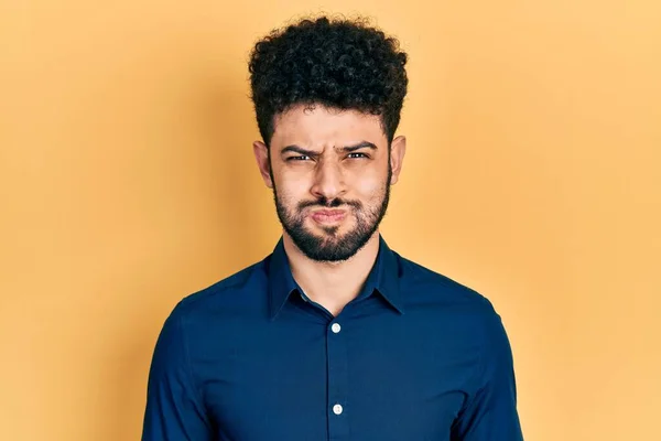 Homem Árabe Jovem Com Barba Vestindo Camisa Casual Soprando Bochechas — Fotografia de Stock
