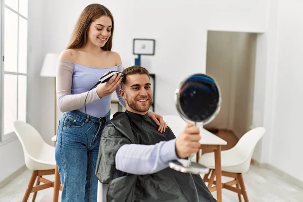 Jovem Mulher Cortando Cabelo Seu Namorado Casa — Fotografia de Stock