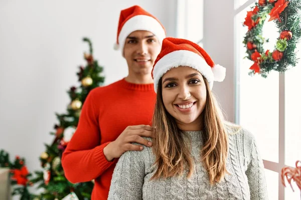 Mutlu Gülümseyen Genç Çift Noel Şapkası Takıyor Yüzünde Gülümsemeyle Duruyorum — Stok fotoğraf