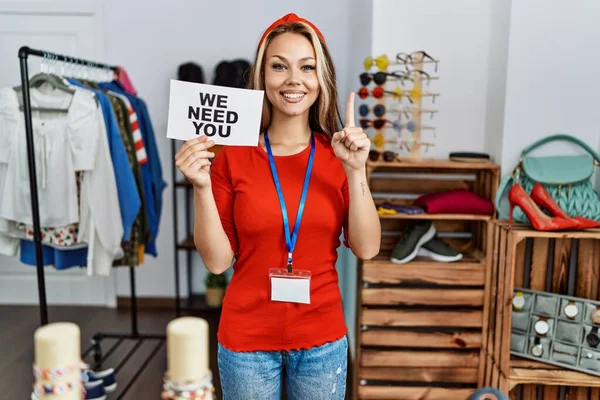 Mujer Caucásica Joven Sosteniendo Necesitamos Que Usted Contratación Pancarta Tienda — Foto de Stock
