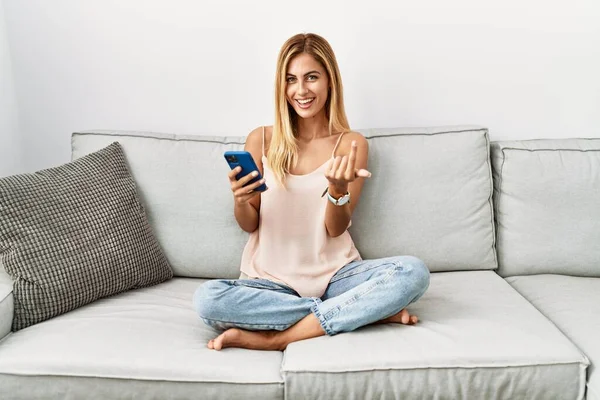 Bionda Bella Giovane Donna Seduta Sul Divano Casa Con Smartphone — Foto Stock