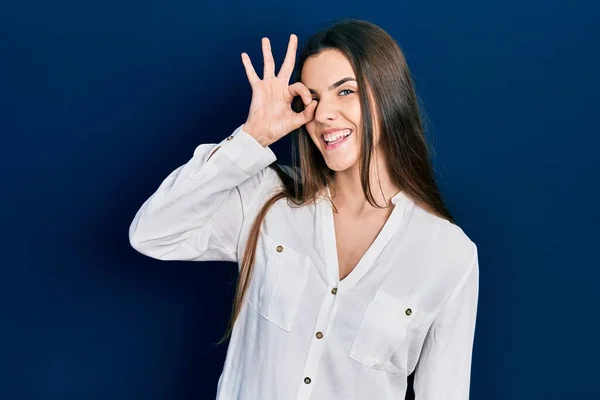 Giovane Adolescente Bruna Indossa Casual Camicia Bianca Sorridente Felice Facendo — Foto Stock