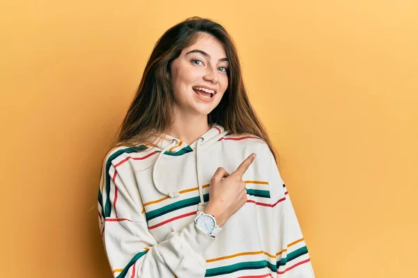 Ung Kaukasiska Kvinna Bär Casual Kläder Glad Med Ett Leende — Stockfoto
