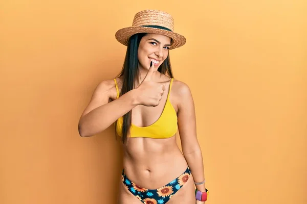 Mujer Hispana Joven Que Usa Bikini Sombrero Verano Haciendo Gesto — Foto de Stock