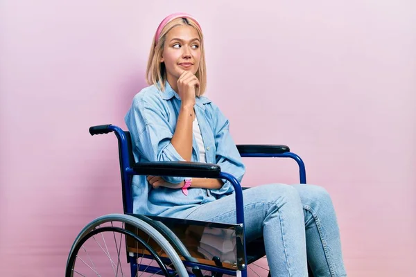 Красивая Блондинка Сидящая Инвалидной Коляске Рукой Подбородке Думает Вопросе Задумчивом — стоковое фото