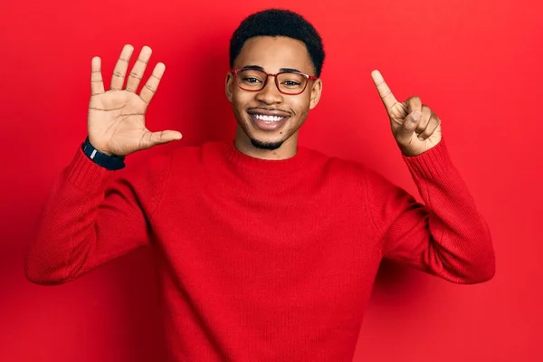 Jonge Afro Amerikaanse Man Draagt Casual Kleren Glazen Tonen Wijzen — Stockfoto