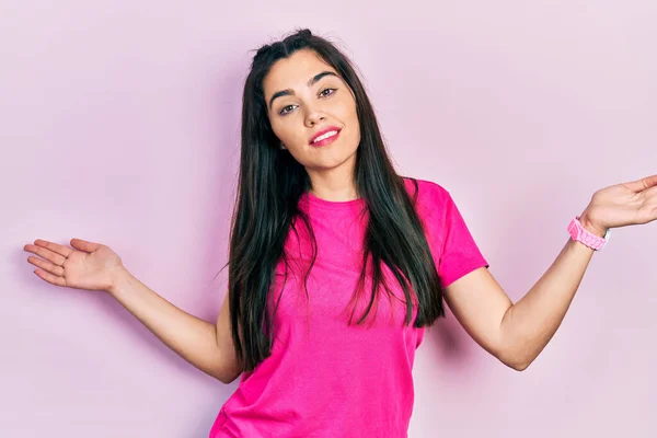 Giovane Ragazza Ispanica Indossa Casual Shirt Rosa Espressione Indiscreta Confusa — Foto Stock