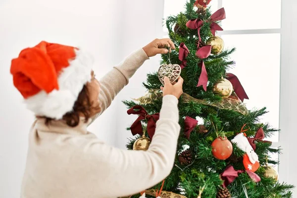Middle Age Hispanic Woman Decorating Christmas Tree Home — Stock Photo, Image