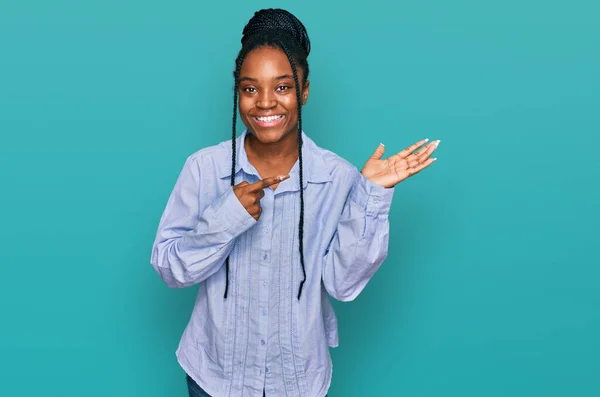 Νεαρή Αφροαμερικανή Γυναίκα Που Φοράει Casual Ρούχα Εντυπωσιασμένη Και Χαμογελαστή — Φωτογραφία Αρχείου