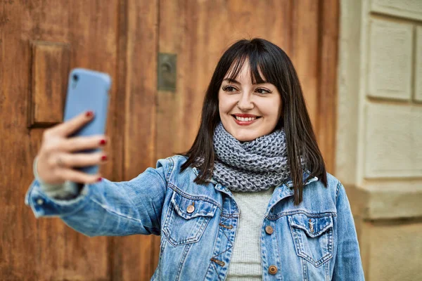 Młoda Brunetka Uśmiecha Się Robiąc Zdjęcie Selfie Przy Wejściu Domu — Zdjęcie stockowe