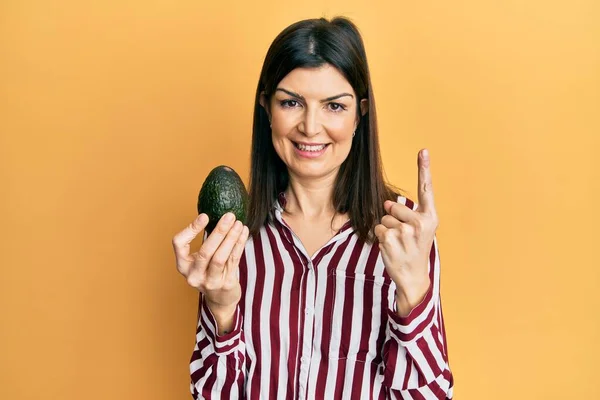 Junge Hispanische Frau Mit Avocado Die Mit Einer Idee Oder — Stockfoto