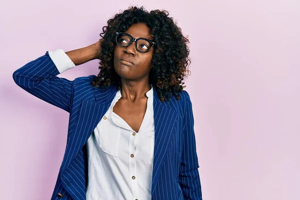 Jovem Afro Americana Vestindo Roupas Negócios Óculos Confundem Perguntam Sobre — Fotografia de Stock