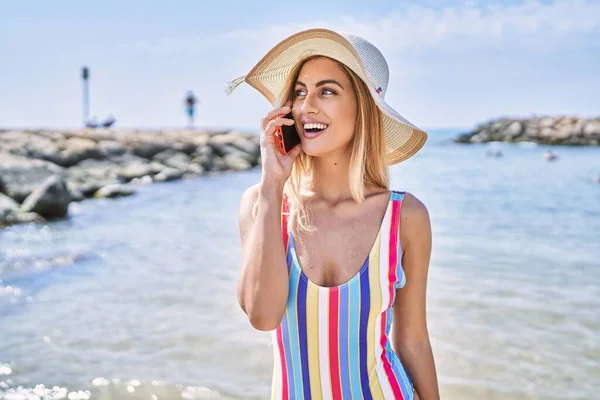 Junge Blonde Mädchen Mit Sommermütze Reden Strand Auf Dem Smartphone — Stockfoto