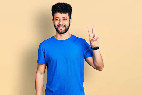 Jonge Arabisch Man Met Baard Draagt Casual Blauw Shirt Tonen — Stockfoto