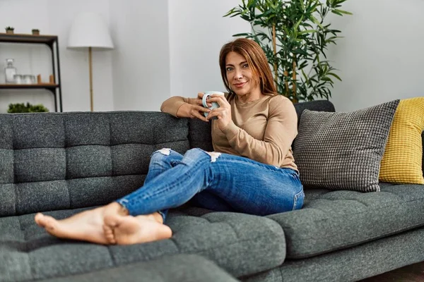 Mulher Caucasiana Meia Idade Bebendo Café Sentado Sofá Casa — Fotografia de Stock