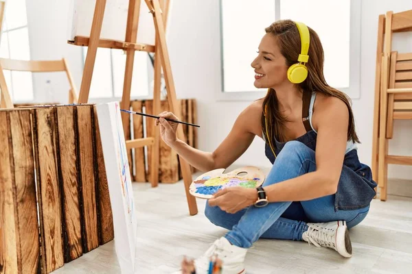 Joven Artista Hispana Sonriendo Feliz Dibujo Estudio Arte — Foto de Stock