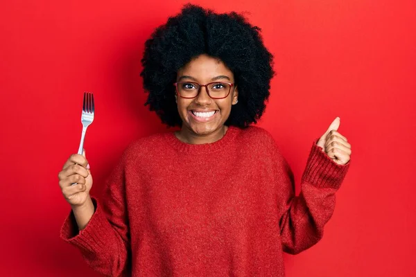 Ung Afrikansk Amerikansk Kvinna Håller Silvergaffel Skriker Stolt Firar Seger — Stockfoto