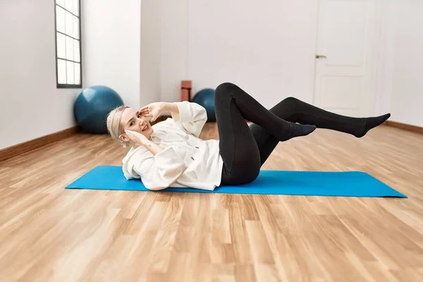 Joven Chica Rubia Sonriendo Feliz Haciendo Ejercicios Abdominales Centro Deportivo —  Fotos de Stock