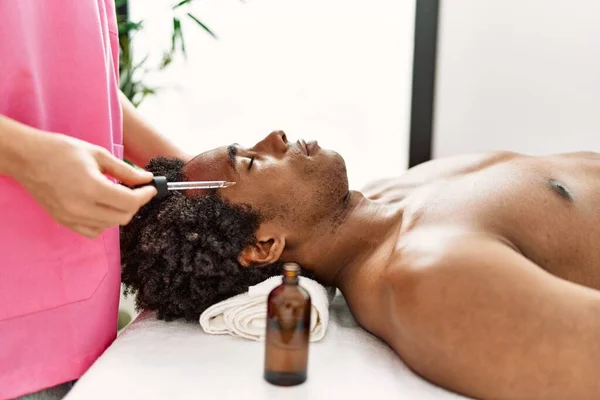Ung Afrikansk Amerikansk Man Som Har Hud Ansikte Behandling Skönhetscenter — Stockfoto