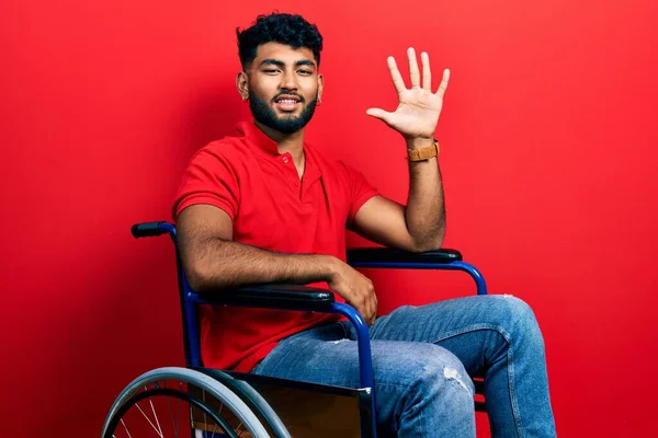 Арабський Чоловік Бородою Сидить Інвалідному Візку Показує Вгору Пальцем Номер — стокове фото