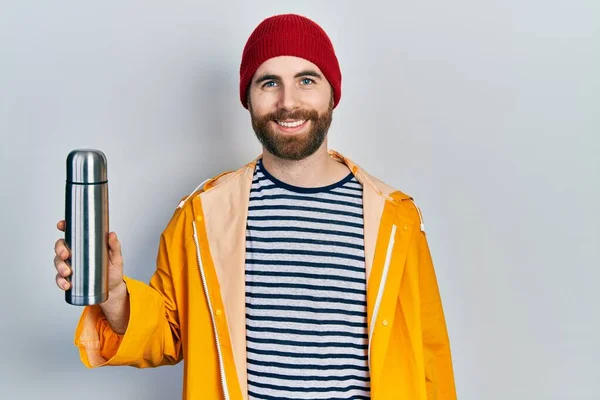 Caucásico Hombre Con Barba Sosteniendo Termo Mirando Positiva Feliz Pie —  Fotos de Stock