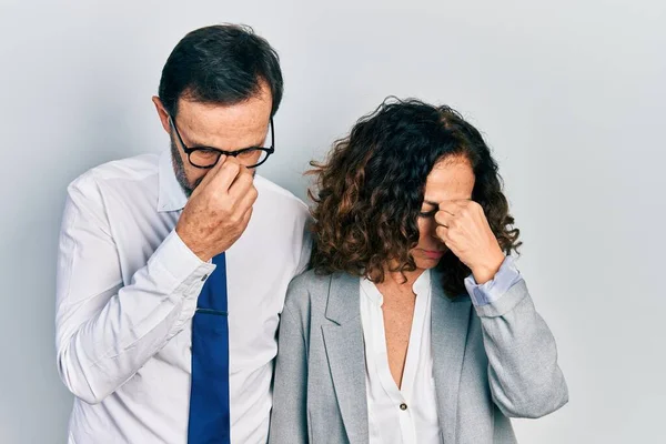 中年カップルのヒスパニック系の女性と男性のビジネスオフィスの制服疲れ摩擦鼻や目の疲労感や頭痛を着て ストレスとフラストレーションの概念 — ストック写真