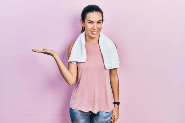 Spor Kıyafetleri Havlu Giymiş Genç Esmer Kadın Mutlu Bir Şekilde — Stok fotoğraf