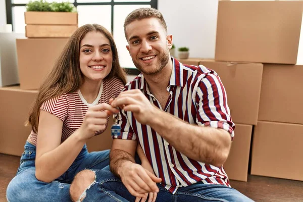 Junges Kaukasisches Paar Lächelt Glücklich Und Hält Schlüssel Für Neues — Stockfoto