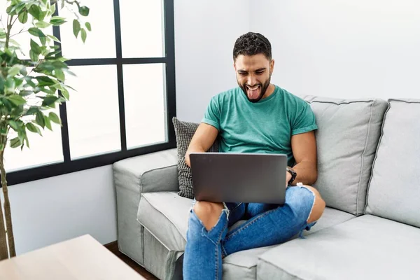 Jovem Homem Bonito Com Barba Usando Computador Portátil Sentado Sofá — Fotografia de Stock