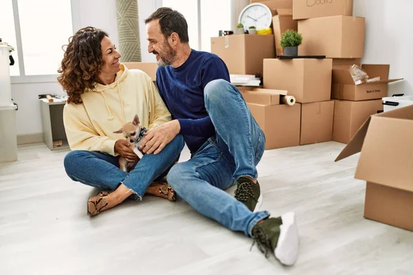 Spanisches Paar Mittleren Alters Lächelt Glücklich Auf Dem Boden Sitzend — Stockfoto