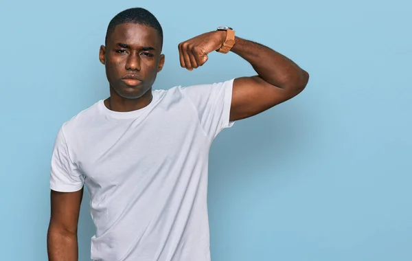 年轻的非洲裔美国人 身穿宽松的白色T恤 强壮的人 肌肉发达 为自己的力量而自豪 — 图库照片