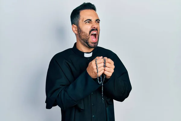 Sakallı Yakışıklı Bir Spanyol Papaz Elinde Katolik Tespihi Kızgın Öfkeli — Stok fotoğraf