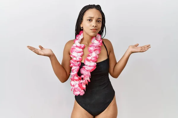 Ung Afrikansk Amerikansk Kvinna Bär Baddräkt Och Hawaiian Lei Ledsna — Stockfoto