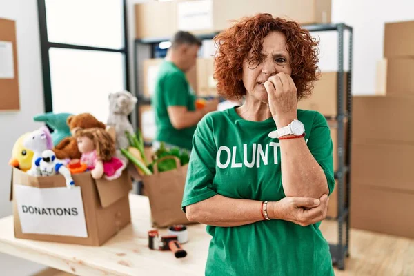 Medelålders Kvinna Bär Volontär Skjorta Donationer Stå Ser Stressad Och — Stockfoto