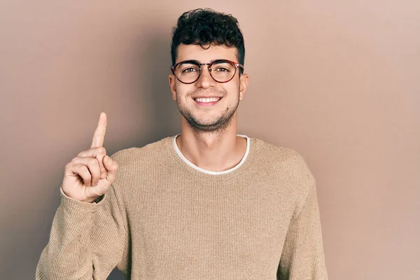 Νεαρός Ισπανός Άνδρας Που Φοράει Καθημερινά Ρούχα Και Γυαλιά Δείχνοντας — Φωτογραφία Αρχείου