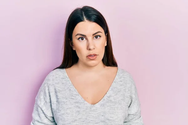 Jonge Latijns Amerikaanse Vrouw Draagt Casual Kleding Ontspannen Met Serieuze — Stockfoto