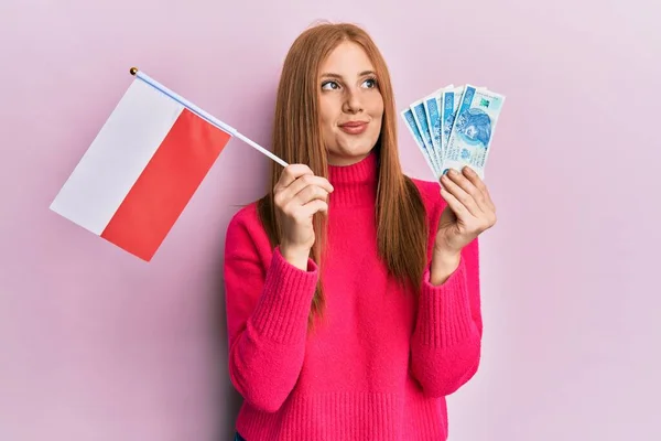 Jonge Ierse Vrouw Met Poland Vlag Zloty Bankbiljetten Glimlachend Naar — Stockfoto