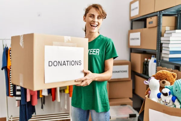Genç Beyaz Gönüllü Bir Kadın Yardım Merkezinde Bağış Kutusunu Tutarken — Stok fotoğraf