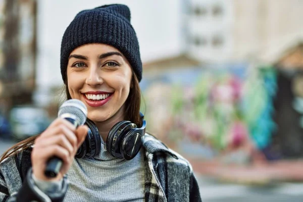 Jonge Latino Vrouw Glimlachen Gelukkig Met Behulp Van Koptelefoon Microfoon — Stockfoto