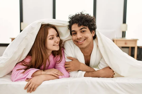 Casal Jovem Cobrindo Com Lençol Deitado Cama Quarto — Fotografia de Stock