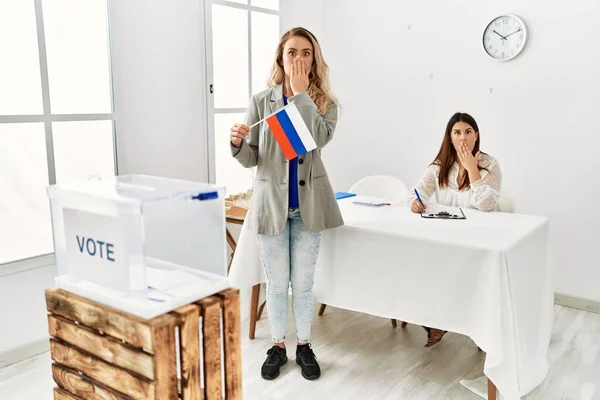 Молодая Блондинка Политической Трибуне Российским Флагом Прикрывающим Рот Рукой Шокирована — стоковое фото