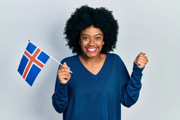 誇り高きアイスランド国旗を掲揚した若いアフリカ系アメリカ人女性勝利と成功を祝う — ストック写真