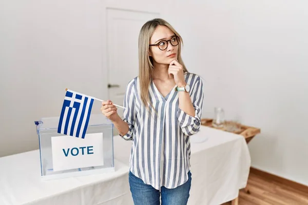 Asijská Mladá Žena Politických Volbách Držící Řeckou Vlajku Vážnou Tvář — Stock fotografie