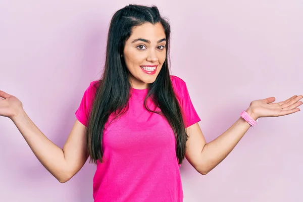 Gündelik Pembe Tişört Giyen Genç Spanyol Kız Gülümseyerek Iki Elini — Stok fotoğraf