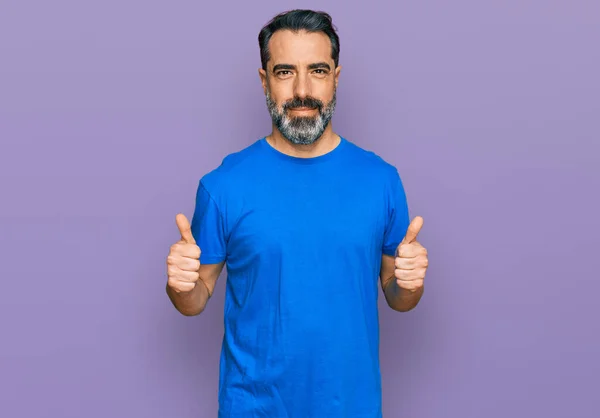 Homme Âge Moyen Avec Barbe Portant Casual Bleu Shirt Signe — Photo